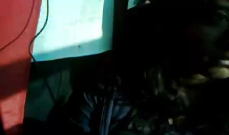 Giovane ragazza Asiatica sessualmente video di donne tettone provocante pose durante il corso di open-hearted Solo