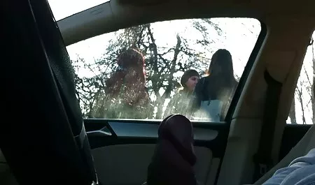 Un ragazzo magro sul lettino da massaggio, ho due ragazze in lingerie tette cadenti xxx