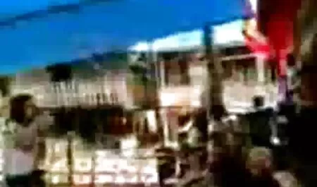 Giovane video gratis tette enormi Minx scopa nel cappuccio e sesso anale con un grosso cazzo, spingendo le mutandine a lato