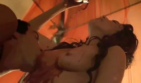 Kick-ass video tette grosse naturali ninfomane mostra le sue tette e poi il culo-close-up