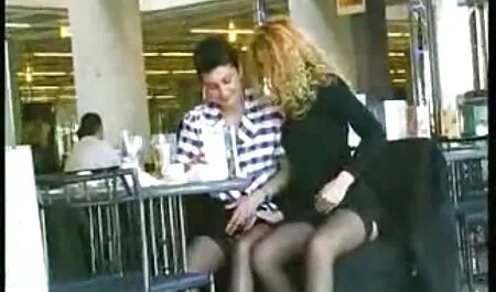 Bionda con grandi tette naturali scopa sotto la doccia in posa tettone italiane film Art rider