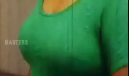Giovane film con tettone bruna fa un pompino sulla strada prima del sesso pubblico con un grosso cazzo