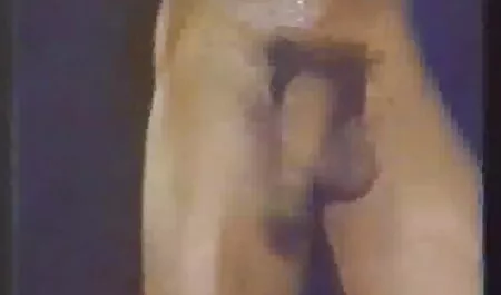 Matura signora con i capelli video di tette grandi corti si occupa di masturbazione femminile sul Casting, sotto la doccia