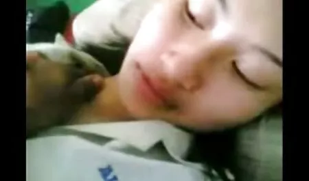 Nero donna con grande naturale tette offerte con Femminile Masturbazione su il letto tette giganti xxx