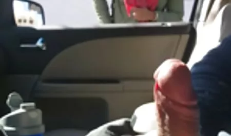 Giovane bruna in olio gemiti ad alta voce con piacere durante il video porno di super tettone sesso anale