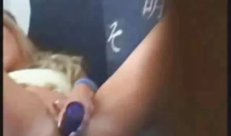 Giovane bionda fa un pompino prima del sesso con un grosso cazzo sul tettone film porno Casting
