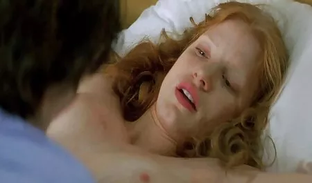 Латинка con l'osso pubico nudo, il grande membro della gola davanti al sesso sul tettone naturali xxx tavolo