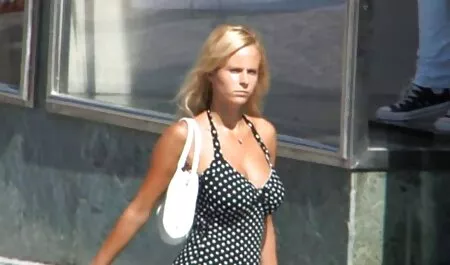 L'uomo si masturba correre video tettone italiane tra i seni enormi alla madre in Bikini e la schizza in bocca dopo il sesso