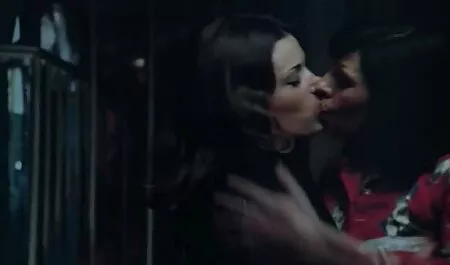 Giovane brunetta scopa con lungo spesso cazzo su il colata agente video porno con tettone italiane