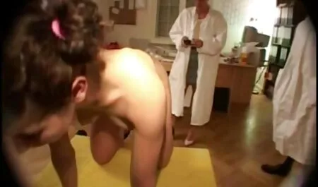 Rosso tettona video amatoriale mamma con Breve capelli spettacoli via grande naturale tette in anteriore di vebkameroy