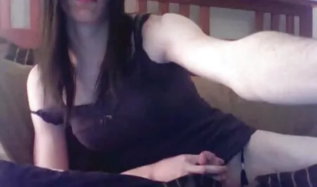 Giovane bruna nuda Con Tette piccole accarezzando un film porno tette grandi grosso cazzo sulla strada
