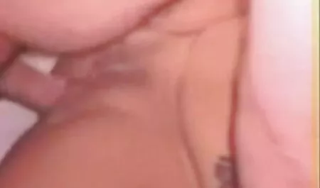 Mamma film porno con tettone sportiva con i capelli corti prende un pompino profondo prima di fare sesso in gara