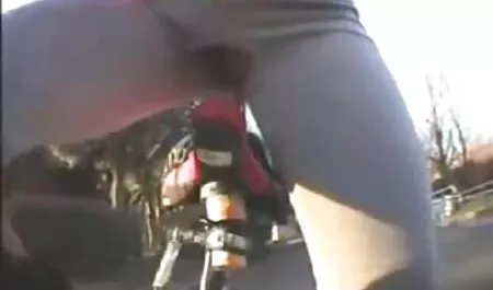Ragazza con grande culo in olio tira le mutandine in video mamme tettone posa davanti 。