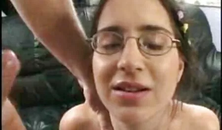 Dolce Ragazza tettone naturali xxx giapponese è in posa in гольфах e chiuso costume da bagno