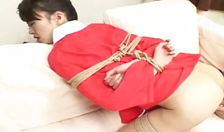 Mamka si mette in ginocchio e prende il tettone italiane video gratis cazzo del capo in bocca davanti alla telecamera nascosta