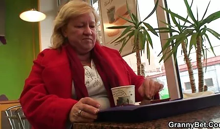L'uomo tatuato fa Hardcore Fisting la video hard tettona sua amante nel tempo libero
