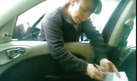 Giovane Casalinga accarezza film porno le tettone la figa pelosa, togliendosi le mutandine dopo il raccolto in cucina