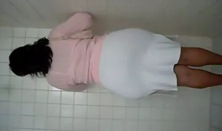 Una ragazza penetra la vagina della mano della ragazza, facendo film porno tettone italiane Fisting