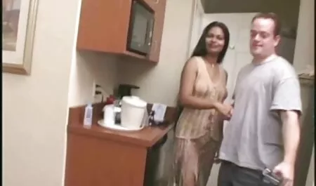 Modello di Webcam film porno le tettone cavalca un Dildo e scopa anale davanti agli spettatori