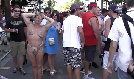 Jai James video tettone lesbiche Race si occupa di fare sesso con un maiale nel cappuccio