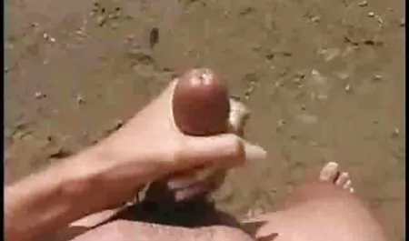 Grassa Baba in pantaloncini grigi salta sulla palla xxx lesbiche tettone ginnastica