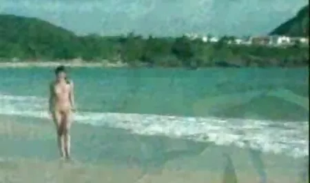 Il marito appena sfornato пялит donna bruna in calze tette nude xxx e abito da sposa sul letto matrimoniale