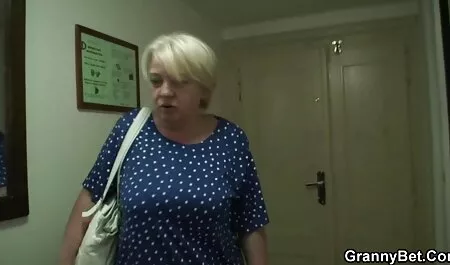 Una giovane ragazza рукоблудит e spremitura video tettona naturale Tette sul letto in solitudine