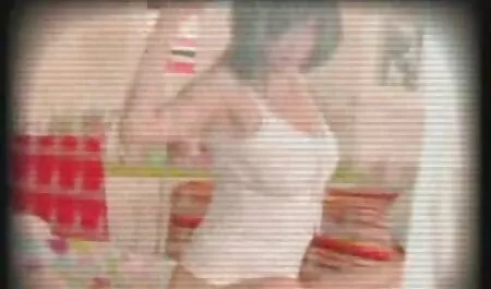 Provinciale signora con grande culo e tette scopa con i visitatori, ricco video gratis tettone mature e pronto per 。