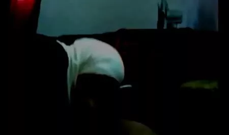 Un video hard tettone gratis uomo con un grosso cazzo arrosti cappello da giovani galline con il pube Peloso jeans tear