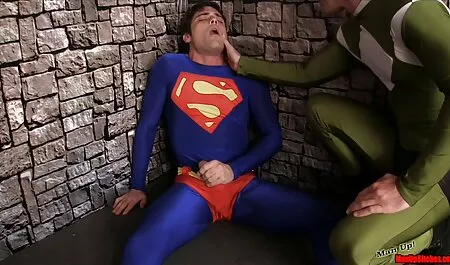 Сиськастая блониинка sdraiato pigramente tette video hard nudo e accarezzandosi con le mani
