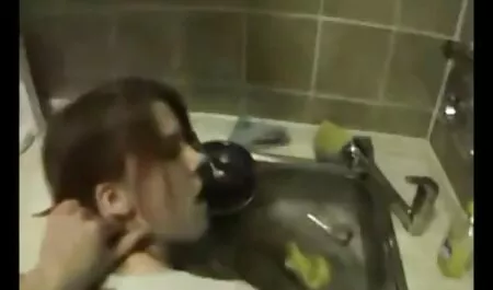 Bionda glamour ospita un assolo erotico davanti al camino video porno di bionde tettone