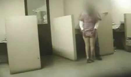 Титькастая modello video porno di tette ha sesso con un ragazzo su il letto in POV