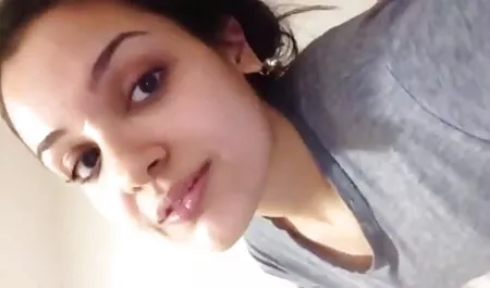 Giovane bambola in rosa Aspirare e fa pompino a un video porno mega tettone vecchio prima del sesso