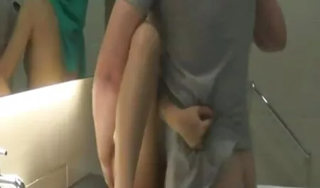 La bellezza con i seni al silicone viene lasciata in un assolo erotico in video nonne tettone piscina