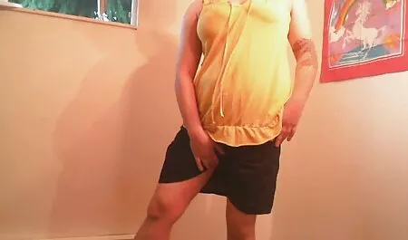 MILF in calze appeso su il Bretelle A tette video hard il porta e pushes nero Dildo in il culo