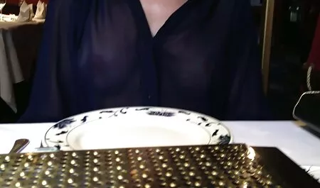 Ragazza carina ama lo Yoga ed emotivamente copulare con il fidanzato e la fidanzata nel xxx super tette cortile