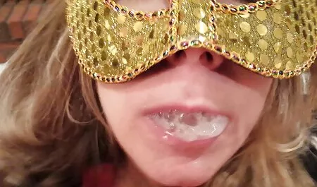 Kinky mamma video di tette grandi in un abito nero si siede sulle ginocchia e lusinga il fidanzato Pompini