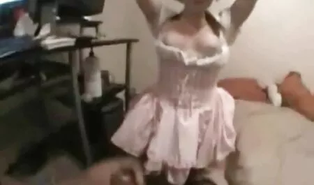 Completamente allattato al seno con peloso мандой utilizza un enorme dildo per ottenere giù un video gratis tettone italiane Anale