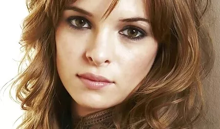Spagnolo con le grandi tette si spoglia e salta il culo sul tronco compagni bionda tettona xxx