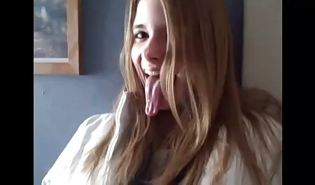 Civettuola bionda si occupa di sesso orale-vaginale con l'uomo in formazione video tettone naturali