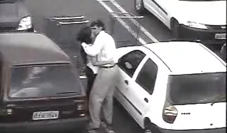 L'uomo tette video hot che corre dietro il computer portatile e non vedere che accanto alla sua bellezza cazzo Negro