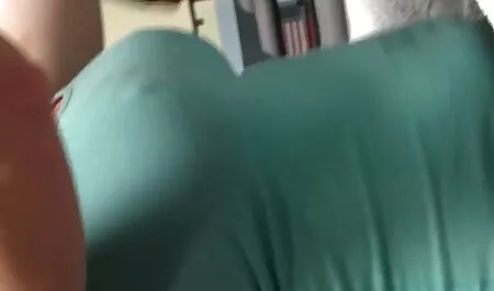 Il britannico io avere in il cucina mutter mamma con un grande culo video porno con donne tettone