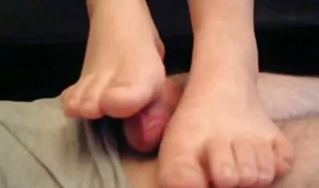 Asiatico video di ragazze tettone ragazza masturba micio nudo su il divano in il presence di uomini