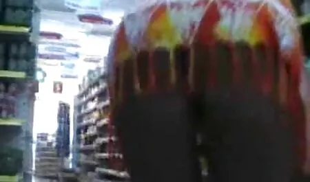Una giovane coppia si occupa giovani tettone troie di relax durante le lezioni di massaggio per due