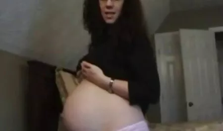 Un uomo gioca al Computer fino a quando la ragazza lo lecca Riser video hard tette e uova