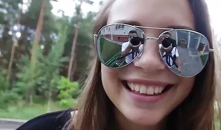 Giovane bruna in pantaloni neri video tettone casalinghe a tavola carezze cap