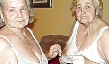 Completa bionda giovani troie tettone in calze si masturba con il giocattolo del sesso davanti a vebkameroy, senza mutandine
