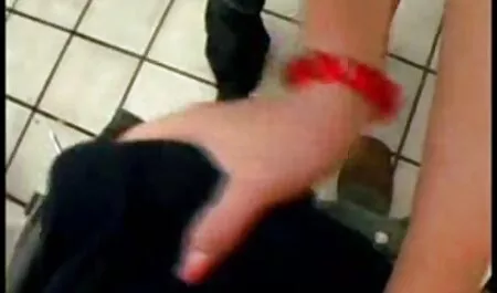 Bionda Ivana mostra film porno con tette grandi il clitoride e si masturba intimo giocattolo L'ano
