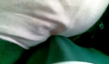 Donna d'affari solitaria in calze nere infila film porno tette enormi la mano Nell'ano