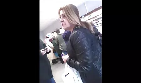 L'uomo ha rapporti sessuali con diversi rami giocosi video tettone italiane sul divano